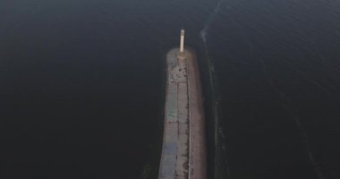 Hava anket. Kiev Sea, 15 Dnieper Nehri üzerinde duran bir deniz feneri. Eylül 2017. gündoğumu Nehri. Wavebreaker bir işaret ile su üzerinde duruyor ve şehrin dalgaları ile doldurur.