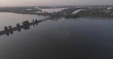 Hava anket. Kiev Sea, 15 Dnieper Nehri üzerinde duran bir deniz feneri. Eylül 2017. gündoğumu Nehri. Wavebreaker bir işaret ile su üzerinde duruyor ve şehrin dalgaları ile doldurur.