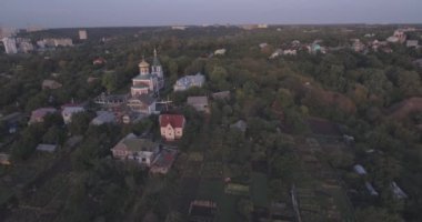 Hava anket. Vyshgorod şehir-kilise Dinyeper Nehri yakınında dağda. gündoğumu Nehri üzerinde. Güneşin üzerinde güzel bir kilise. küçük bir kilise dağda gün şafak vakti duruyor..
