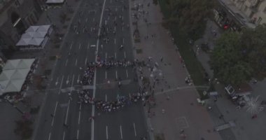 Hava anket. Kiev-bağımsızlık Meydanı 25. Ağustos 2017. Wilder'ın bir günde Khreschyatik merkezi cadde boyunca yürüyüş insanların kalabalıklar vardır. günbatımı evler üzerinde. tanığımız, onlar farklı gruplar performansta bakmak için gitmek.
