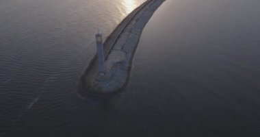 Hava anket. Kiev Sea, 15 Dnieper Nehri üzerinde duran bir deniz feneri. Eylül 2017. gündoğumu Nehri. Wavebreaker bir işaret ile su üzerinde duruyor ve şehrin dalgaları ile doldurur.