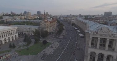 Hava anket. Kiev-bağımsızlık Meydanı 25. Ağustos 2017. Wilder'ın bir günde Khreschyatik merkezi cadde boyunca yürüyüş insanların kalabalıklar vardır. günbatımı evler üzerinde. tanığımız, onlar farklı gruplar performansta bakmak için gitmek.