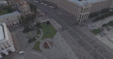 Hava anket. Kiev-bağımsızlık Meydanı 25. Ağustos 2017. Wilder'ın bir günde Khreschyatik merkezi cadde boyunca yürüyüş insanların kalabalıklar vardır. günbatımı evler üzerinde. tanığımız, onlar farklı gruplar performansta bakmak için gitmek.