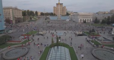 Hava anket. Kiev-bağımsızlık Meydanı 25. Ağustos 2017. Wilder'ın bir günde Khreschyatik merkezi cadde boyunca yürüyüş insanların kalabalıklar vardır. günbatımı evler üzerinde. tanığımız, onlar farklı gruplar performansta bakmak için gitmek.