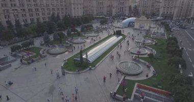 Hava anket. Kiev-bağımsızlık Meydanı 25. Ağustos 2017. Wilder'ın bir günde Khreschyatik merkezi cadde boyunca yürüyüş insanların kalabalıklar vardır. günbatımı evler üzerinde. tanığımız, onlar farklı gruplar performansta bakmak için gitmek.