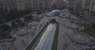 Hava anket. Kiev-bağımsızlık Meydanı 25. Ağustos 2017. Wilder'ın bir günde Khreschyatik merkezi cadde boyunca yürüyüş insanların kalabalıklar vardır. günbatımı evler üzerinde. tanığımız, onlar farklı gruplar performansta bakmak için gitmek.