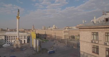 Hava anket. Kiev-bağımsızlık Meydanı 25. Ağustos 2017. Wilder'ın bir günde Khreschyatik merkezi cadde boyunca yürüyüş insanların kalabalıklar vardır. günbatımı evler üzerinde. tanığımız, onlar farklı gruplar performansta bakmak için gitmek.