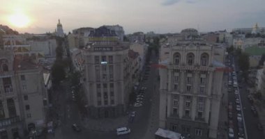 Hava anket. Kiev-bağımsızlık Meydanı 25. Ağustos 2017. Wilder'ın bir günde Khreschyatik merkezi cadde boyunca yürüyüş insanların kalabalıklar vardır. günbatımı evler üzerinde. tanığımız, onlar farklı gruplar performansta bakmak için gitmek.