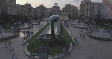 Hava anket. Kiev-bağımsızlık Meydanı 25. Ağustos 2017. Wilder'ın bir günde Khreschyatik merkezi cadde boyunca yürüyüş insanların kalabalıklar vardır. günbatımı evler üzerinde. tanığımız, onlar farklı gruplar performansta bakmak için gitmek.
