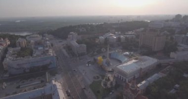 Kiev-bağımsızlık Meydanı hava Anketi, 20 Ağustos 2017. Sunrise adlı bir yükseklikten şehir manzarası. Yaz sabahı, şafak Kiev Antik şehir üzerinde. Şafakta evleri havadan çekim.