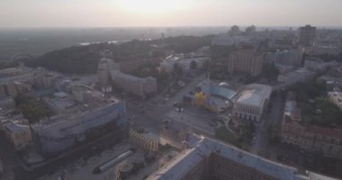 Kiev-bağımsızlık Meydanı hava Anketi, 20 Ağustos 2017. Sunrise adlı bir yükseklikten şehir manzarası. Yaz sabahı, şafak Kiev Antik şehir üzerinde. Şafakta evleri havadan çekim.
