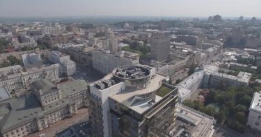 Hava anket. cam ofis Kiev Şehir Binası. 13 Ağustos 2017. kentsel peyzaj bir kuş bakışı üzerinden. Eski bilgi ile inşaat güzel modern bir yapı ile. güneşli sabah