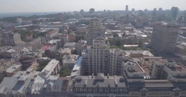 Kiev sokak Vladimirskaya anteni. Kuş Uçuş günü şafak yükseklikten şehir manzarası. Eski evler modern mimarinin yanında dur. Güzel eski Kuyv. 