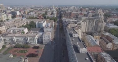 Kiev sokak Vladimirskaya anteni. Kuş Uçuş günü şafak yükseklikten şehir manzarası. Eski evler modern mimarinin yanında dur. Güzel eski Kuyv. 