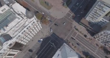 Hava, otomobil kavşak. Kiev şehir Vladimirskaya sokak vardır. Araba kesiştiği vardır. Şehir manzara şehir merkezi. Yukarıdan görüntüleyin. Yaz güneşli sabahı güzel şehirde.