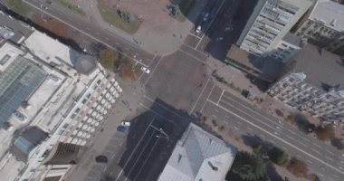 Hava, otomobil kavşak. Kiev şehir Vladimirskaya sokak vardır. Araba kesiştiği vardır. Şehir manzara şehir merkezi. Yukarıdan görüntüleyin. Yaz güneşli sabahı güzel şehirde.