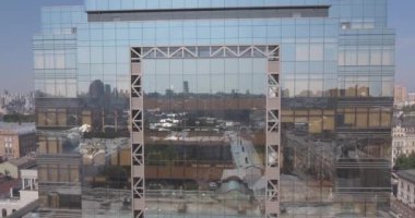 Hava anket. cam ofis Kiev Şehir Binası. 13 Ağustos 2017. kentsel peyzaj bir kuş bakışı üzerinden. Eski bilgi ile inşaat güzel modern bir yapı ile. güneşli sabah