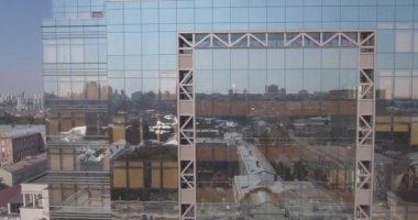 Hava anket. cam ofis Kiev Şehir Binası. 13 Ağustos 2017. kentsel peyzaj bir kuş bakışı üzerinden. Eski bilgi ile inşaat güzel modern bir yapı ile. güneşli sabah