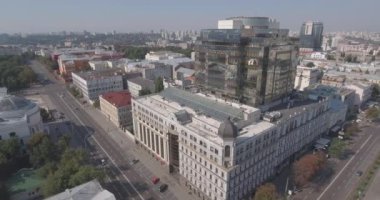 Hava anket. cam ofis Kiev Şehir Binası. 13 Ağustos 2017. kentsel peyzaj bir kuş bakışı üzerinden. Eski bilgi ile inşaat güzel modern bir yapı ile. güneşli sabah