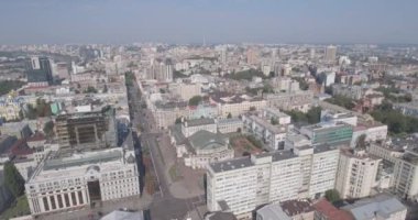 Kiev sokak Vladimirskaya anteni. Kuş Uçuş günü şafak yükseklikten şehir manzarası. Eski evler modern mimarinin yanında dur. Güzel eski Kuyv. 
