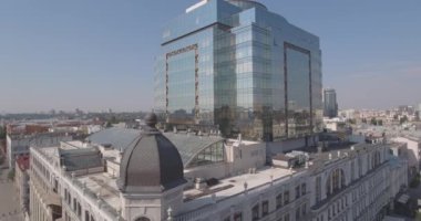 Hava anket. cam ofis Kiev Şehir Binası. 13 Ağustos 2017. kentsel peyzaj bir kuş bakışı üzerinden. Eski bilgi ile inşaat güzel modern bir yapı ile. güneşli sabah