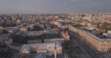 Kiev-bağımsızlık Meydanı hava Anketi, 20 Ağustos 2017. Sunrise adlı bir yükseklikten şehir manzarası. Yaz sabahı, şafak Kiev Antik şehir üzerinde. Şafakta evleri havadan çekim.
