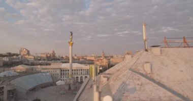 Kiev-bağımsızlık Meydanı hava Anketi, 20 Ağustos 2017. Sunrise adlı bir yükseklikten şehir manzarası. Yaz sabahı, şafak Kiev Antik şehir üzerinde. Şafakta evleri havadan çekim.