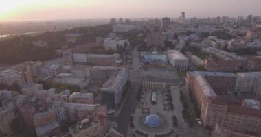 Kiev-bağımsızlık Meydanı hava Anketi, 20 Ağustos 2017. Sunrise adlı bir yükseklikten şehir manzarası. Yaz sabahı, şafak Kiev Antik şehir üzerinde. Şafakta evleri havadan çekim.