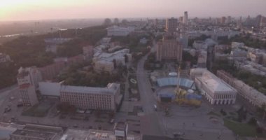 Kiev-bağımsızlık Meydanı hava Anketi, 20 Ağustos 2017. Sunrise adlı bir yükseklikten şehir manzarası. Yaz sabahı, şafak Kiev Antik şehir üzerinde. Şafakta evleri havadan çekim.