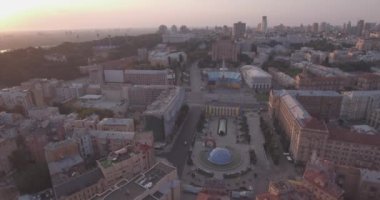 Kiev-bağımsızlık Meydanı hava Anketi, 20 Ağustos 2017. Sunrise adlı bir yükseklikten şehir manzarası. Yaz sabahı, şafak Kiev Antik şehir üzerinde. Şafakta evleri havadan çekim.