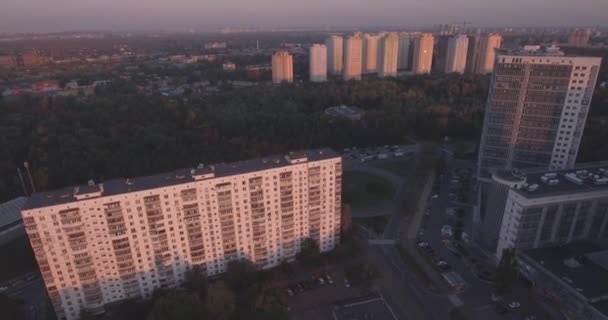 Aérea da cidade de Kiev 27. Setembro 2017. darnitskiy rayan na margem esquerda. paisagem da cidade ao amanhecer. Edifícios residenciais de arquitetura antiga misturados com nova arquitetura. metrópole . — Vídeo de Stock