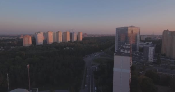 Antena z Kijowa 27. Września 2017 r. rayan Darnitskiy na lewym brzegu. Miasto krajobraz o świcie. Budynków mieszkalnych w starych architektura miesza się z nowej architektury. metropolia. — Wideo stockowe