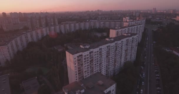 Aérea da cidade de Kiev 27. Setembro 2017. darnitskiy rayan na margem esquerda. paisagem da cidade ao amanhecer. Edifícios residenciais de arquitetura antiga misturados com nova arquitetura. metrópole . — Vídeo de Stock