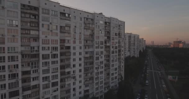 Aérea da cidade de Kiev 27. Setembro 2017. darnitskiy rayan na margem esquerda. paisagem da cidade ao amanhecer. Edifícios residenciais de arquitetura antiga misturados com nova arquitetura. metrópole . — Vídeo de Stock