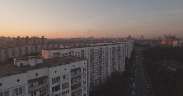 Antenne de la ville de Kiev 27. Septembre 2017. darnitskiy rayan sur la rive gauche. paysage urbain à l'aube. Bâtiments résidentiels d'architecture ancienne mêlés à une nouvelle architecture. métropole . — Video
