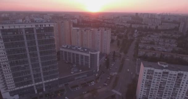 Inspección aérea de la ciudad de Kiev-orilla izquierda, un edificio de vidrio al amanecer. 27. Septiembre 2017. en las ventanas del edificio de oficinas un reflejo del amanecer desde más allá del horizonte. paisaje urbano . — Vídeos de Stock