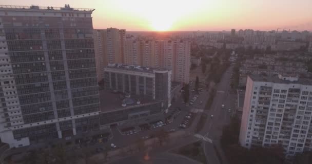 航空勘测基辅-左岸, 一座玻璃大厦在黎明。27. 2017年9月。在办公楼的窗户上, 从地平线外的日出反射。城市景观. — 图库视频影像