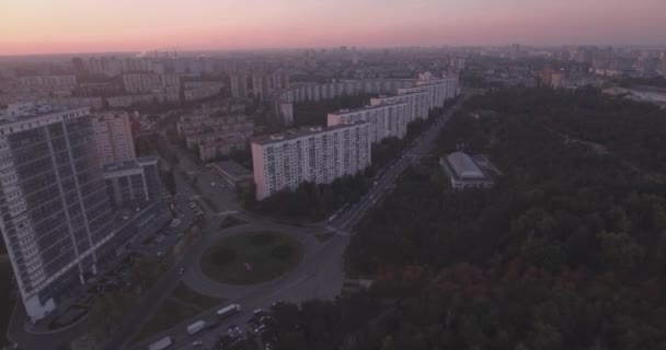 Aérea da cidade de Kiev 27. Setembro 2017. darnitskiy rayan na margem esquerda. paisagem da cidade ao amanhecer. Edifícios residenciais de arquitetura antiga misturados com nova arquitetura. metrópole . — Vídeo de Stock