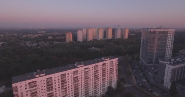 Aérea da cidade de Kiev 27. Setembro 2017. darnitskiy rayan na margem esquerda. paisagem da cidade ao amanhecer. Edifícios residenciais de arquitetura antiga misturados com nova arquitetura. metrópole . — Vídeo de Stock