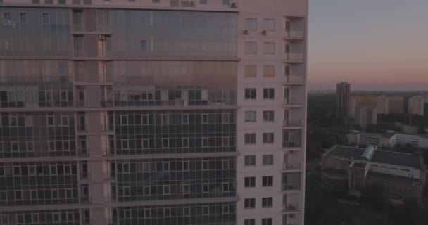 Indagine aerea la città di Kiev-riva sinistra, un edificio di vetro all'alba. 27. Settembre 2017. nelle finestre dell'edificio per uffici un riflesso dell'alba da oltre l'orizzonte. paesaggio urbano . — Video Stock