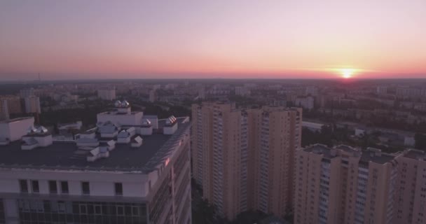 航空測量キエフ市の左岸ガラスの夜明け建物します。27. 2017 年 9 月。事務所の窓に地平線の彼方から日の出の反射を構築します。都市景観. — ストック動画