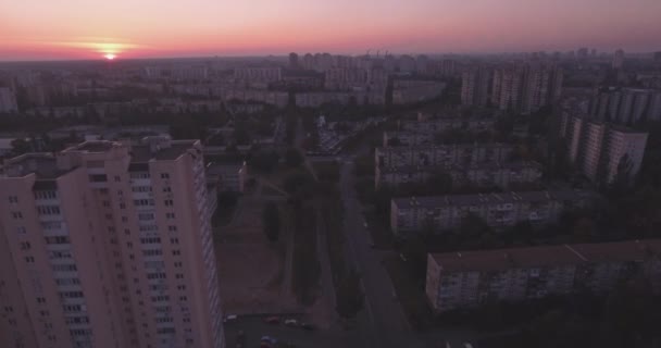 Aérea da cidade de Kiev 27. Setembro 2017. darnitskiy rayan na margem esquerda. paisagem da cidade ao amanhecer. Edifícios residenciais de arquitetura antiga misturados com nova arquitetura. metrópole . — Vídeo de Stock