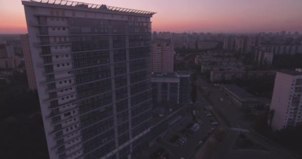 Inspección aérea de la ciudad de Kiev-orilla izquierda, un edificio de vidrio al amanecer. 27. Septiembre 2017. en las ventanas del edificio de oficinas un reflejo del amanecer desde más allá del horizonte. paisaje urbano . — Vídeos de Stock