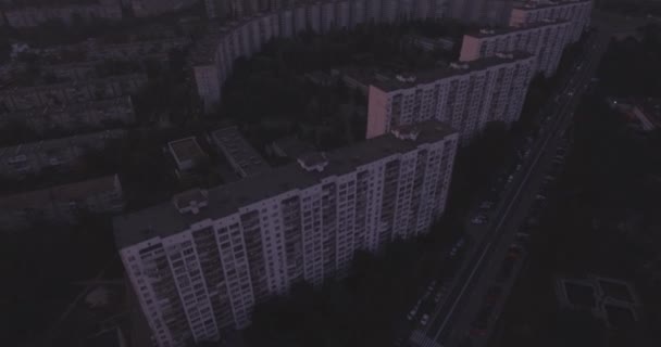 Aérea da cidade de Kiev 27. Setembro 2017. darnitskiy rayan na margem esquerda. paisagem da cidade ao amanhecer. Edifícios residenciais de arquitetura antiga misturados com nova arquitetura. metrópole . — Vídeo de Stock