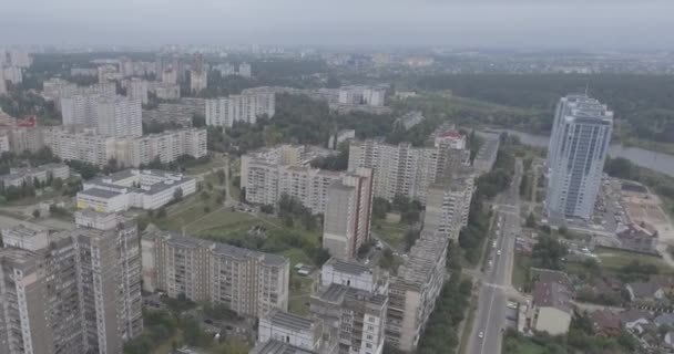 Εναέρια έρευνα. πόλη της Μεγαλόπολης Kyiv-Akademgorodok από ύψος. φθινοπωρινή μέρα σύννεφο. ένας μεγάλος αριθμός από πολυώροφα κτίρια στο ύπνο περιοχή Κίεβο. αρχιτεκτονική της εποχής της ΕΣΣΔ — Αρχείο Βίντεο