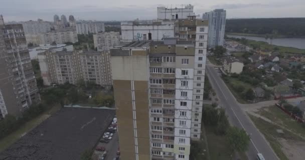 Inspección aérea. ciudad de megalópolis Kiev-Akademgorodok desde una altura. nube de otoño día. un gran número de edificios de gran altura en el distrito de dormir de Kiev. arquitectura de los tiempos de la URSS — Vídeos de Stock