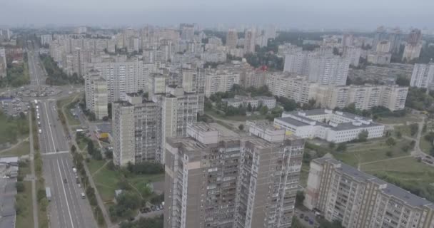 Levé aérien. ville de mégalopole Kiev-Akademgorodok d'une hauteur. jour d'automne nuage. un grand nombre de bâtiments de grande hauteur dans le quartier dormant de Kiev. architecture des temps de l'URSS — Video