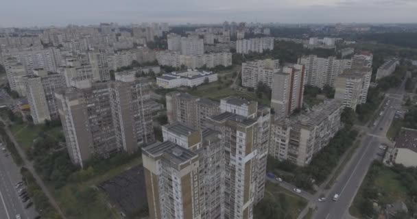 Εναέρια έρευνα. πόλη της Μεγαλόπολης Kyiv-Akademgorodok από ύψος. φθινοπωρινή μέρα σύννεφο. ένας μεγάλος αριθμός από πολυώροφα κτίρια στο ύπνο περιοχή Κίεβο. αρχιτεκτονική της εποχής της ΕΣΣΔ — Αρχείο Βίντεο