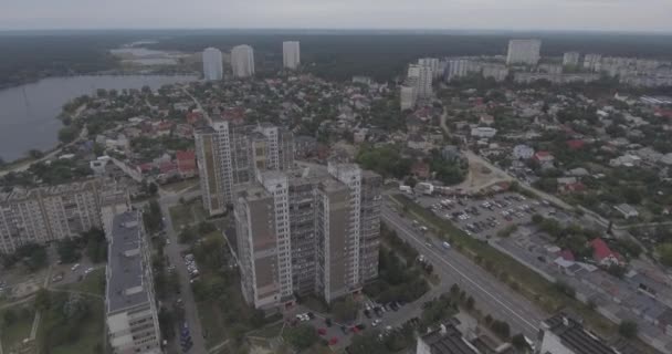 Letecký průzkum. město Kyjev-Akademgorodku megalopolis z výšky. podzimní den mrak. velké množství výškových budov v spící čtvrti Kyjeva. Architektura doby SSSR — Stock video