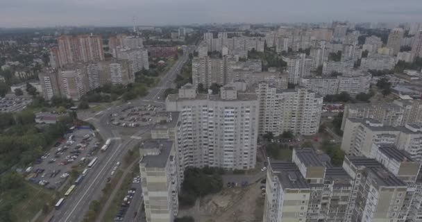 Hava anket. megalopolis Kiev-Akademgorodok bir yükseklikten şehri. sonbahar günü bulut. çok sayıda uyku Kiev bölgesinde yüksek binalar. mimari kez SSCB — Stok video